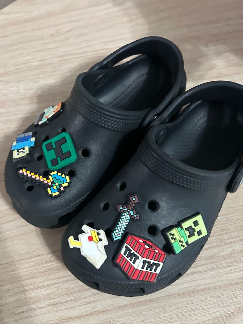 CROCS Kids Black Clogs with Minecraft Jibbitz Charms little kids 10 - Picture 4 of 8